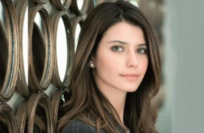 Beren Saat elə geyindi ki, ALT PALTARI G&Ouml;R&Uuml;ND&Uuml; - FOTO Xəbər şəkili