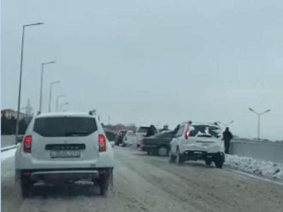 Bakıda qar daha bir qəzaya səbəb oldu - Xəbər şəkili